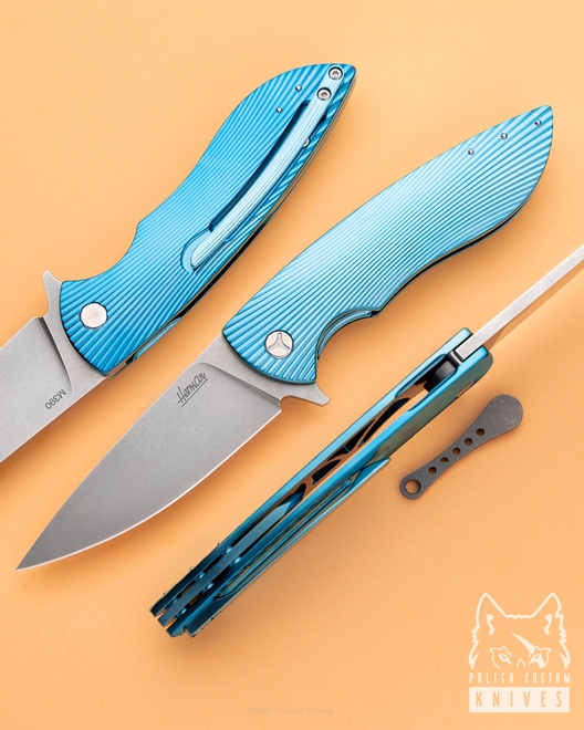 NÓŻ SKŁADANY FOLDER STING 57 M390 HERMAN
