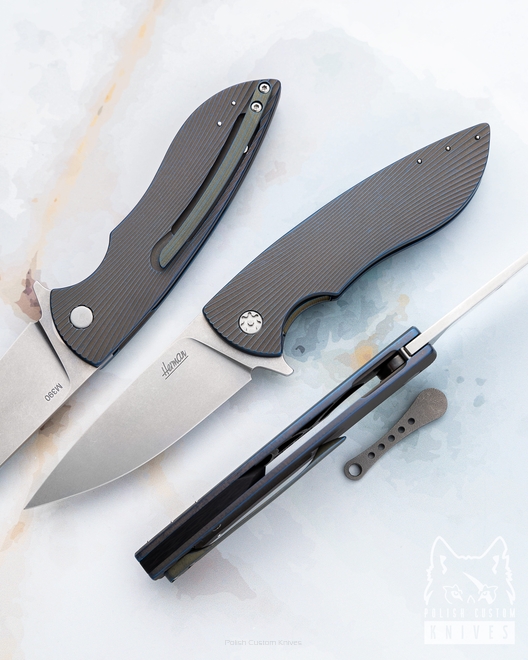 NÓŻ SKŁADANY FOLDER STING 53 M390 HERMAN