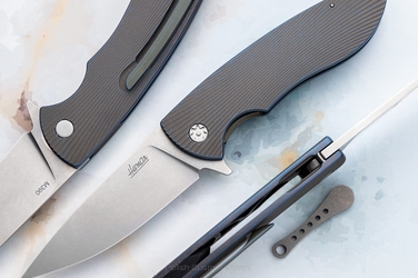 NÓŻ SKŁADANY FOLDER STING 53 M390 HERMAN