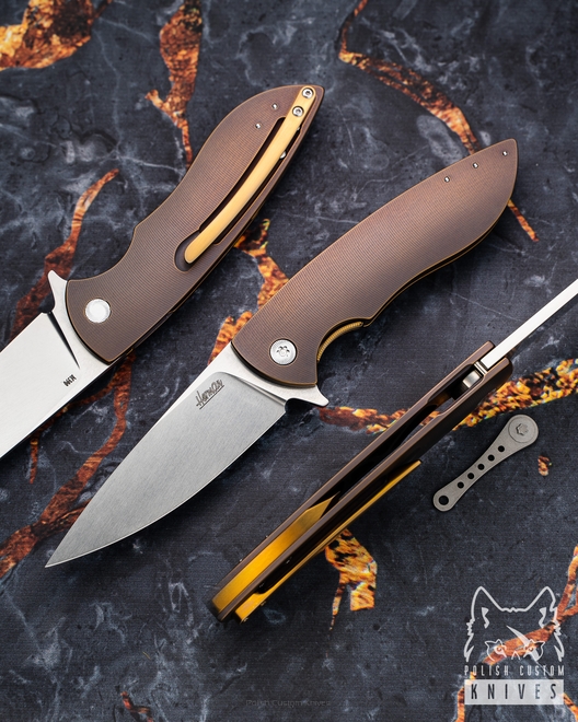 NÓŻ SKŁADANY FOLDER STING 105 M390 HERMAN