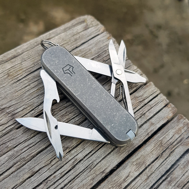 Scyzoryk Victorinox Rambler 58mm z zamontowanymi tytanowymi okładzinami 