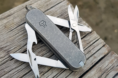 Scyzoryk Victorinox Rambler 58mm z zamontowanymi tytanowymi okładzinami "Logo"