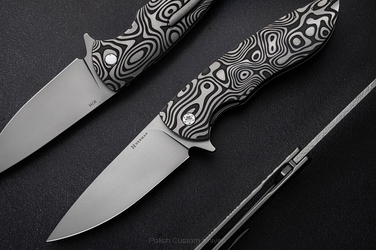 NÓŻ SKŁADANY FOLDER BIG STING #0046 M398 NEBULA RIPPLE HERMAN KNIVES