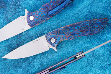 NÓŻ SKŁADANY FOLDER STING #0907 M398 NEBULA RIPPLE HERMAN KNIVES