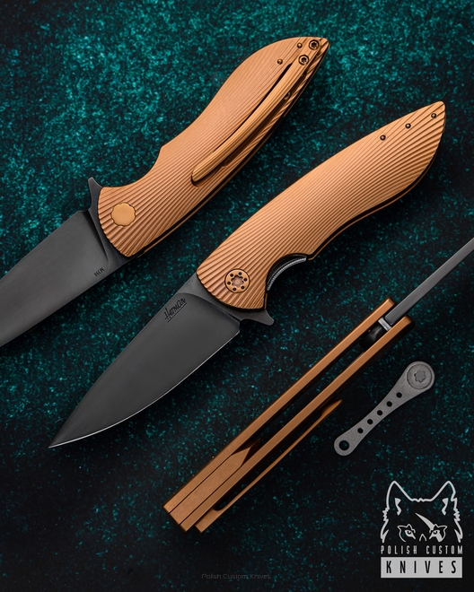 NÓŻ SKŁADANY FOLDER MICRO STING 100 M398 DLC HERMAN KNIVES