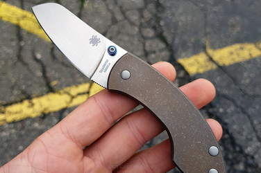 Customizowany Spyderco Pingo Badlands Finish z kołkiem do otwierania