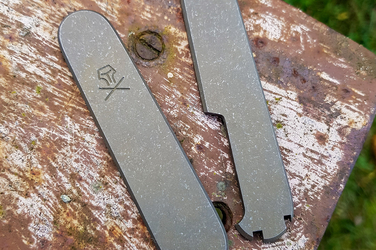 Okładziny do scyzoryka Victorinox 91mm Plus "Neo Jolly Roger" Badlands finish