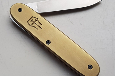 Scyzoryk Victorinox Solo 93 mm z zamontowanymi Mosieżnymi okładzinami "Logo" 323