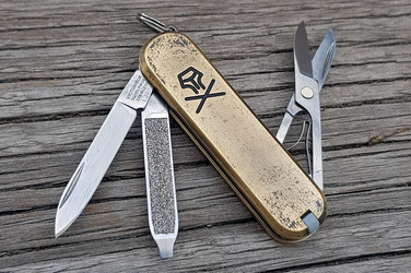 Scyzoryk Victorinox Classic 58mm z zamontowanymi mosiężnymi okładzinami "Neo Jolly Roger" 157