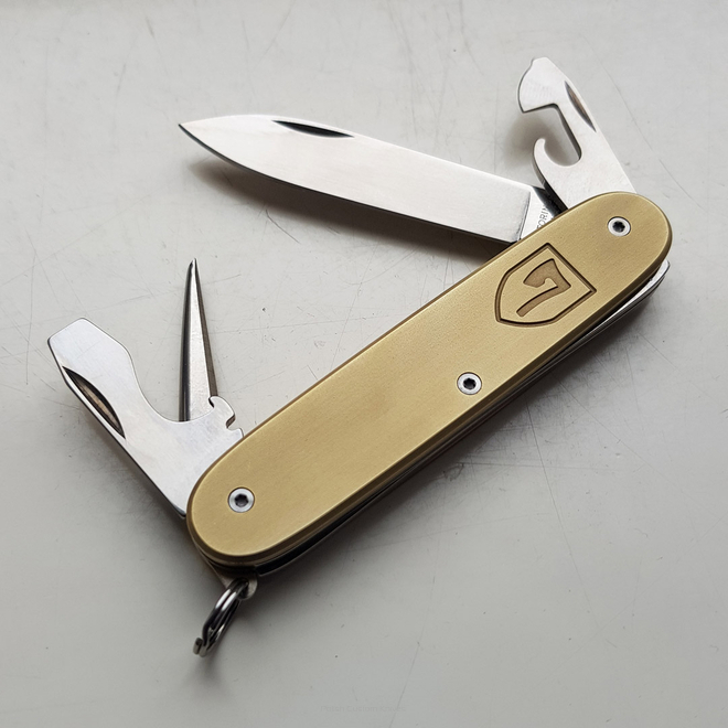 Scyzoryk Victorinox Pioneer 93 mm z zamontowanymi Mosieżnymi okładzinami 