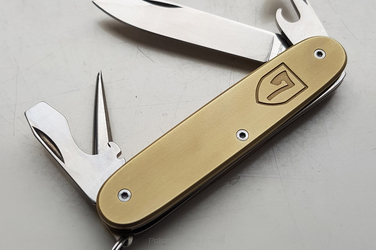 Scyzoryk Victorinox Pioneer 93 mm z zamontowanymi Mosieżnymi okładzinami "Logo" 324