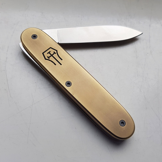 Scyzoryk Victorinox Solo 93 mm z zamontowanymi Mosieżnymi okładzinami 