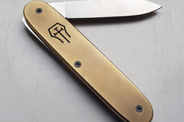 Scyzoryk Victorinox Solo 93 mm z zamontowanymi Mosieżnymi okładzinami "Logo" 322