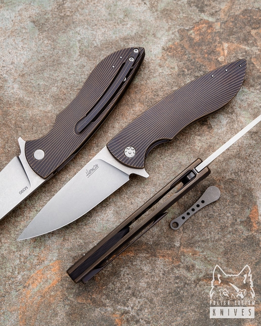 NÓŻ SKŁADANY FOLDER STING 48 M390 HERMAN