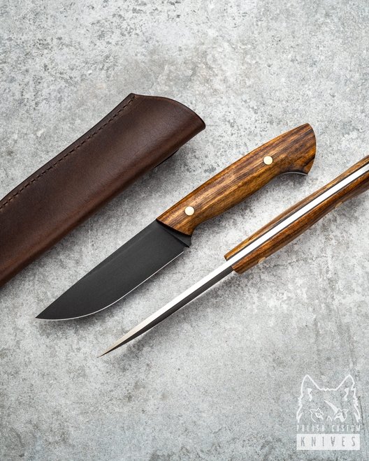 NÓŻ MYŚLIWSKI HUNTER V2 AMAZAKOUE, PINY MOSIĘŻNE, SKÓRA BRĄZ ML TD