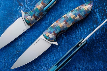 NÓŻ SKŁADANY FOLDER STING #0698 M390 PUZZLE HERMAN KNIVES